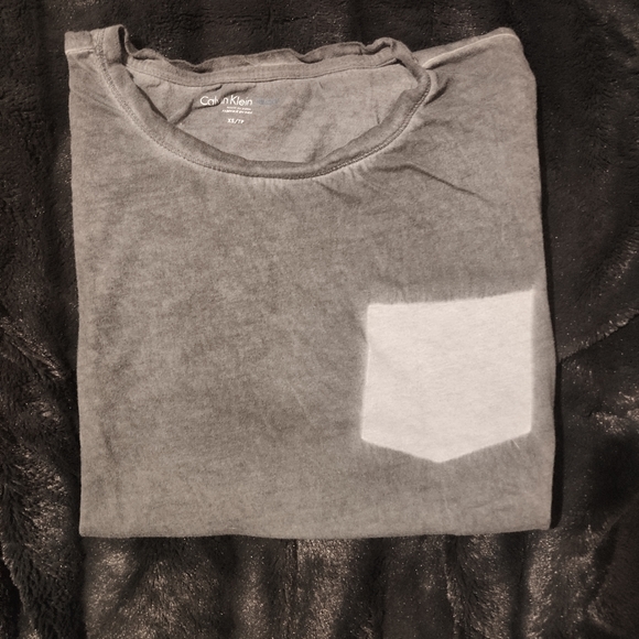 Calvin Klein T-shirt - Picture 2 of 2